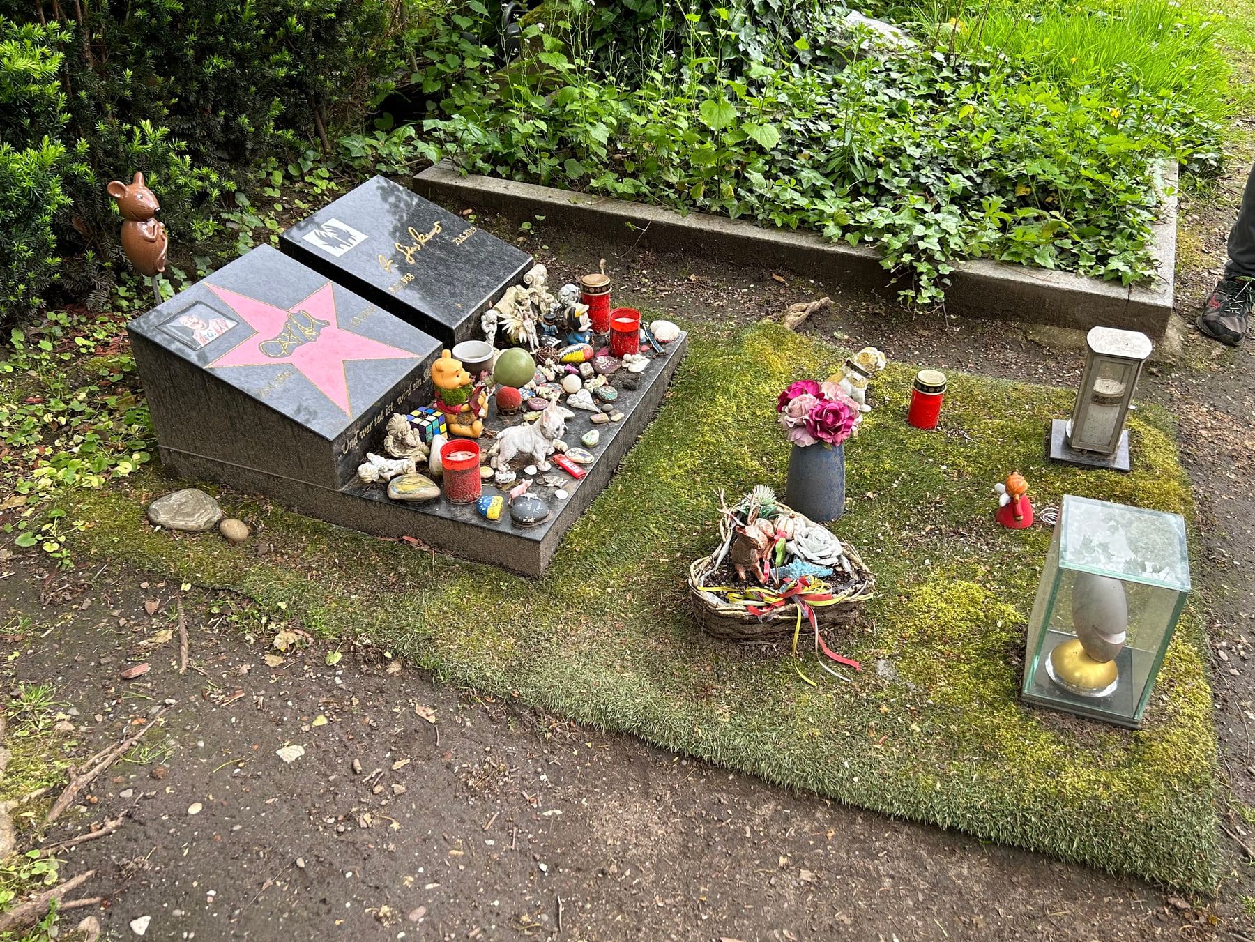 Grabstätte von Dirk Bach auf Melaten-Friedhof